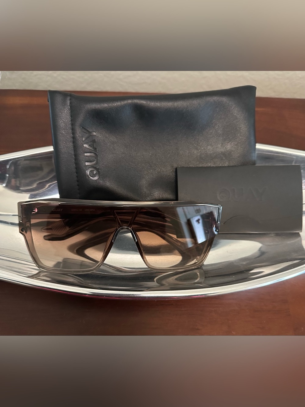 Quay Australia Tempo Unisex Sunglasses - Picture 4 of 5